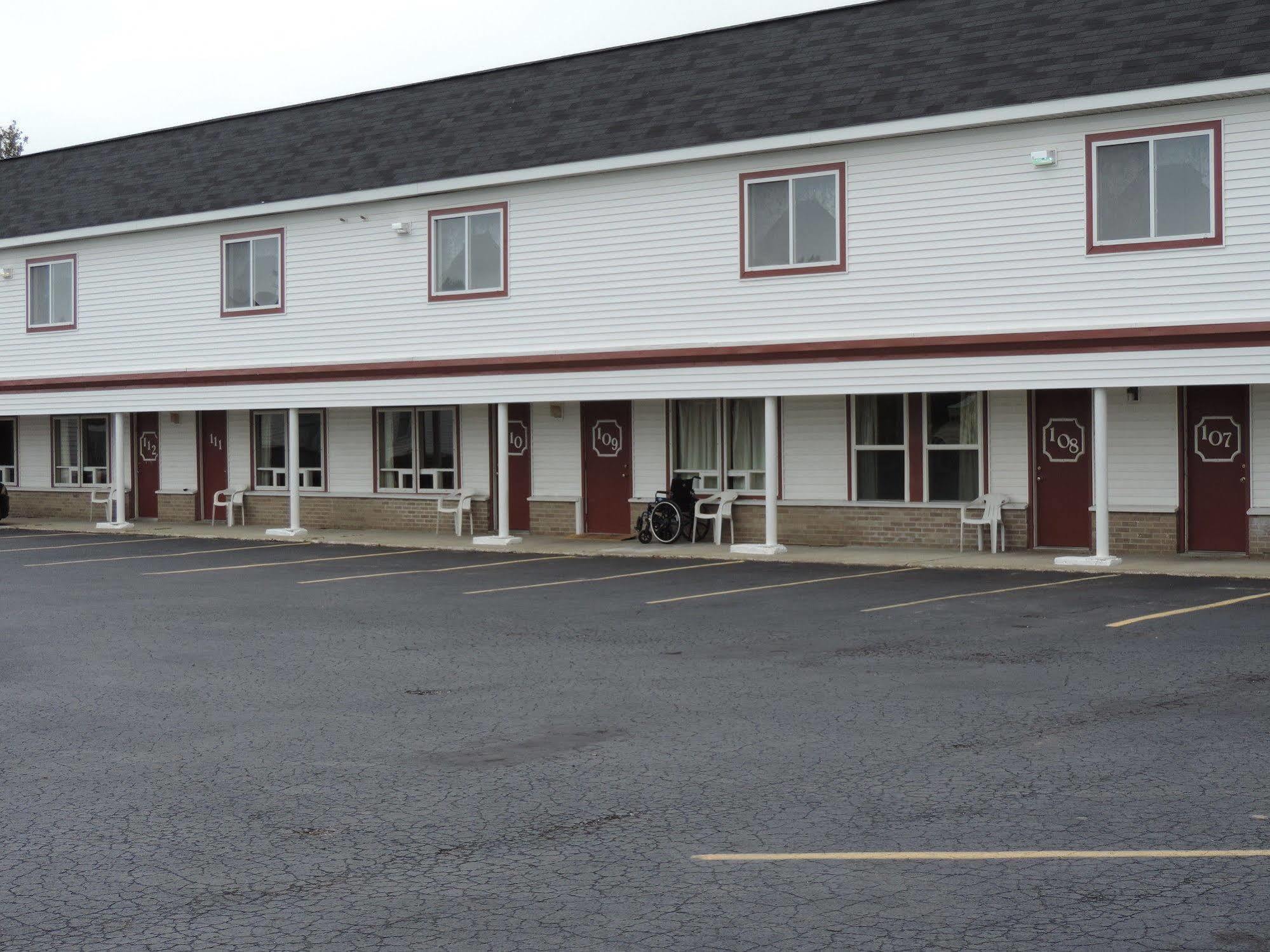 North Country American Inn Kalkaska Exterior photo